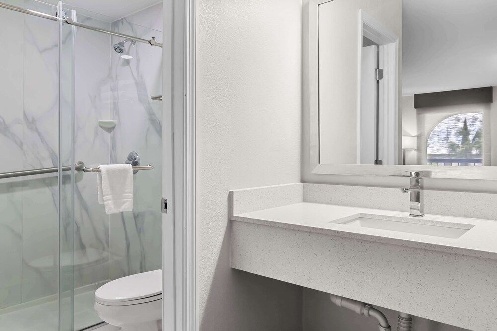 Best Western Starke Standard Room, 1 King Bed, Non Smoking, Refrigerator & Microwave (Shower Only) 3