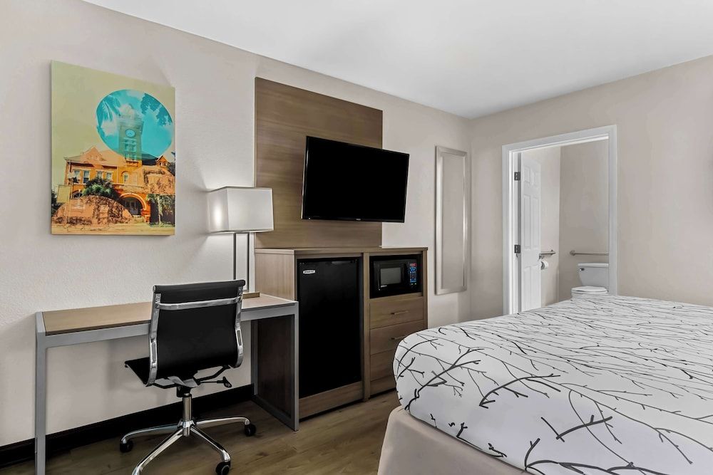 Best Western Starke Standard Room, 1 King Bed, Accessible, Refrigerator & Microwave