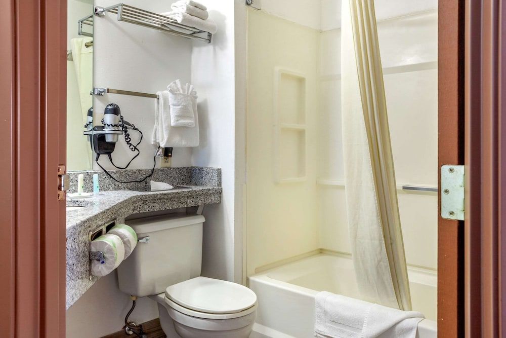 Quality Inn & Suites Prairie Du Chien Standard Room, Non Smoking 3