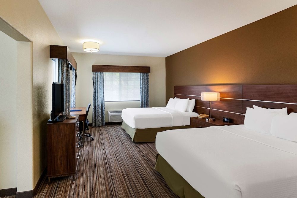 Suite, 2 Queen Beds, Non Smoking, Refrigerator & Microwave (Larger Room;with Sofabed)