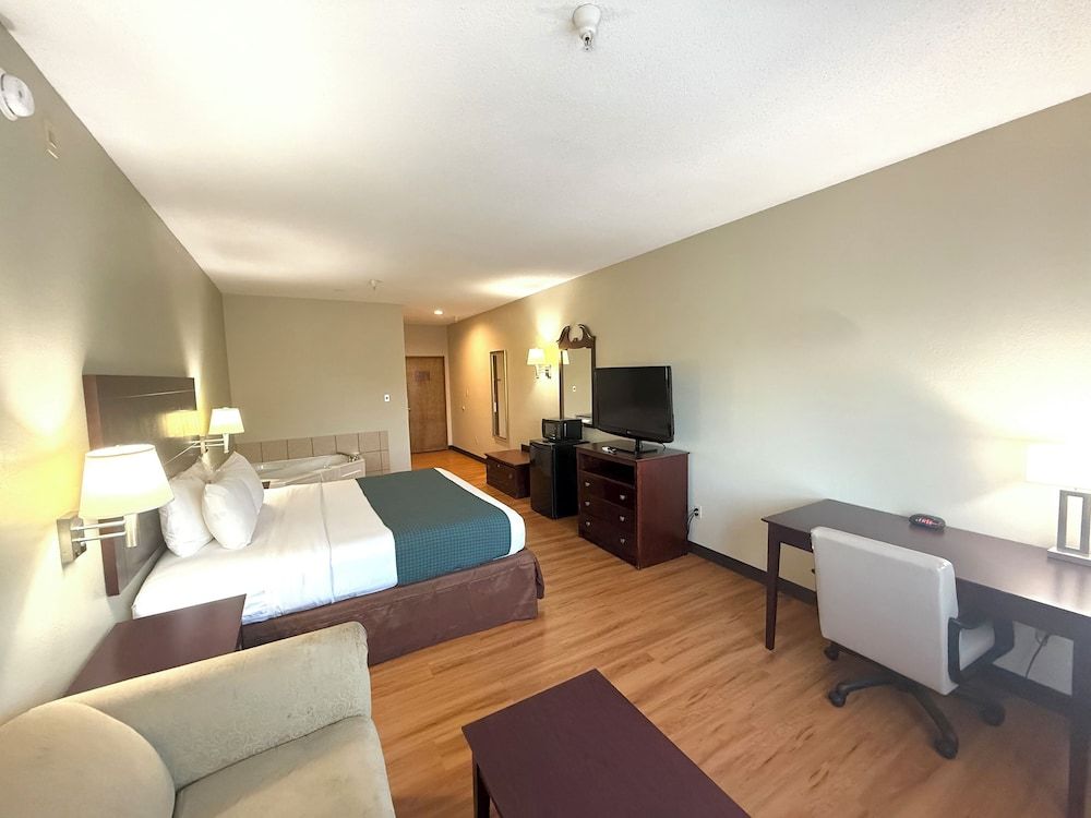 Americas Best Value Inn Wiggins Room, 1 King Bed, Non Smoking, Jetted Tub 4