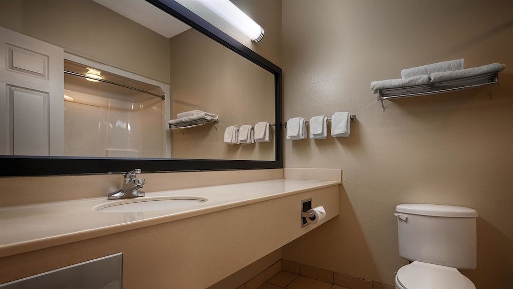 Americas Best Value Inn Wiggins Room, 1 King Bed, Non Smoking, Jetted Tub 7