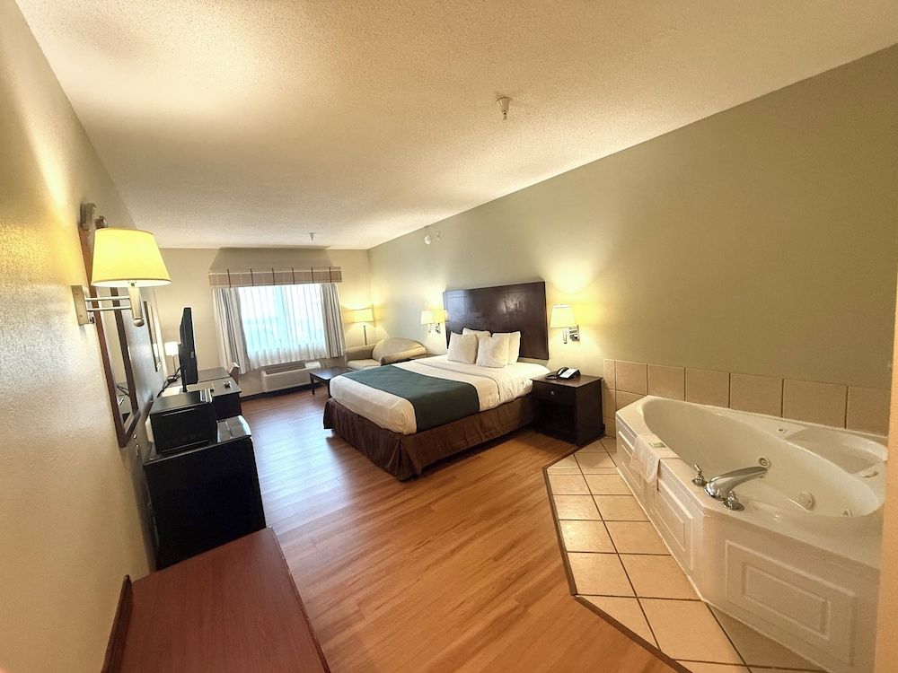 Americas Best Value Inn Wiggins Room, 1 King Bed, Non Smoking, Jetted Tub