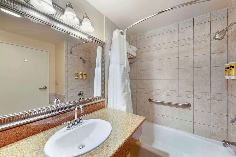 Best Western Plus Country Park Hotel Suite, 1 King Bed, Non Smoking, Jetted Tub 3