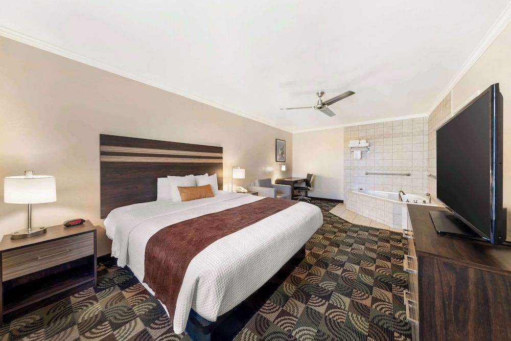 Best Western Plus Country Park Hotel Suite, 1 King Bed, Non Smoking, Jetted Tub 2