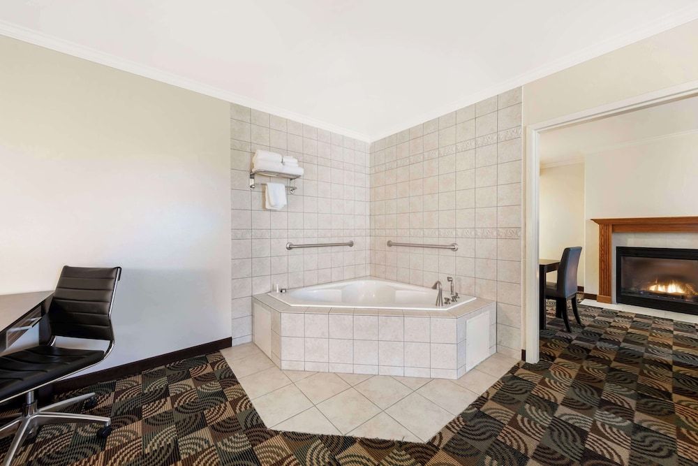 Best Western Plus Country Park Hotel Suite, 1 King Bed, Non Smoking, Jetted Tub 4