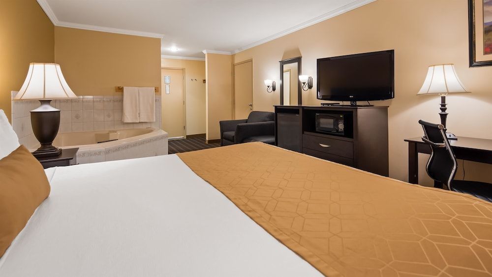 Standard Room, 1 King Bed, Non Smoking, Hot Tub
