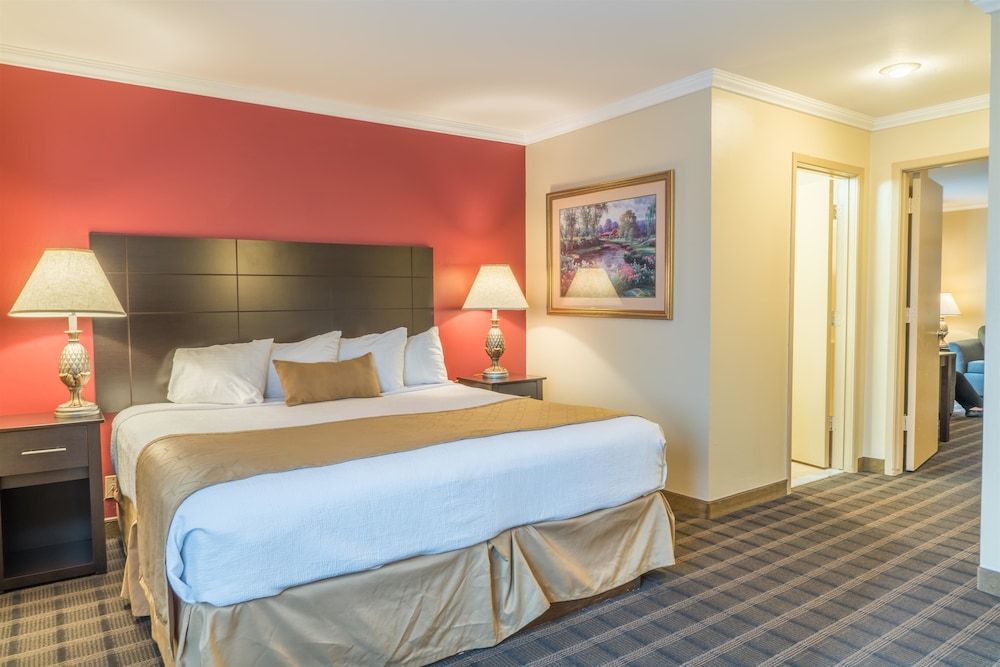 Suite, 1 King Bed, Non Smoking, Jetted Tub (Oversized Room;with Sofabed)