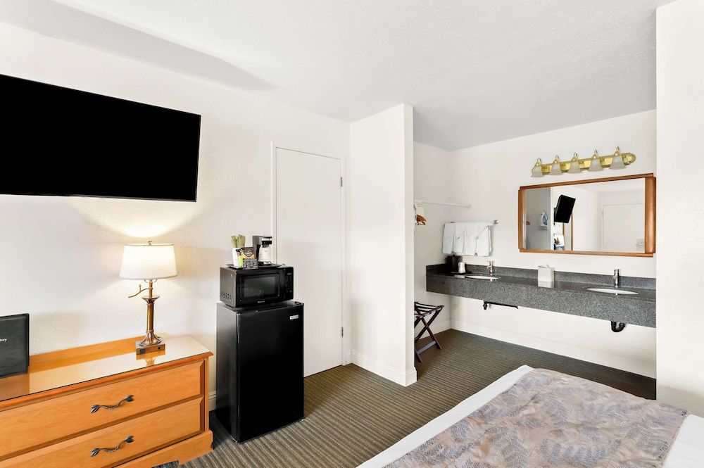 Surestay Plus Hotel by Best Western Susanville Standard Room, 2 Queen Beds, Non Smoking, Refrigerator & Microwave (Larger Room)