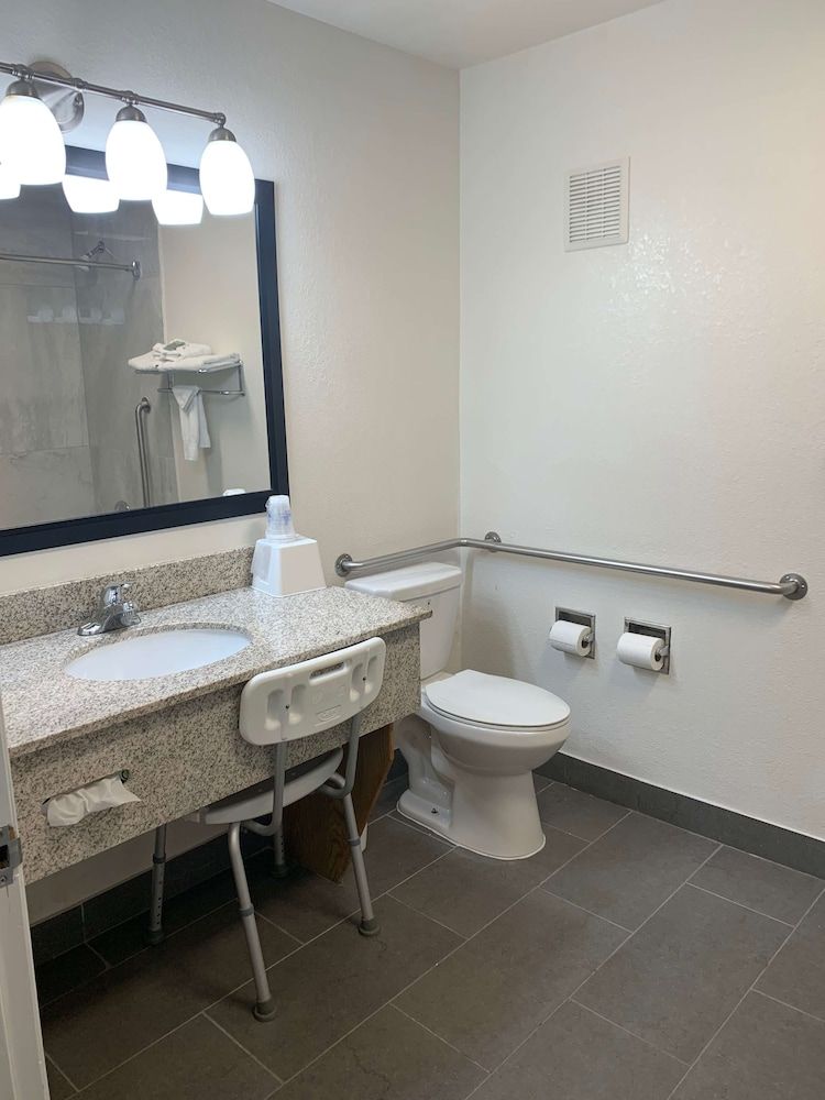 Best Western Desert Oasis Standard Room, 1 King Bed, Accessible, Bathtub 4