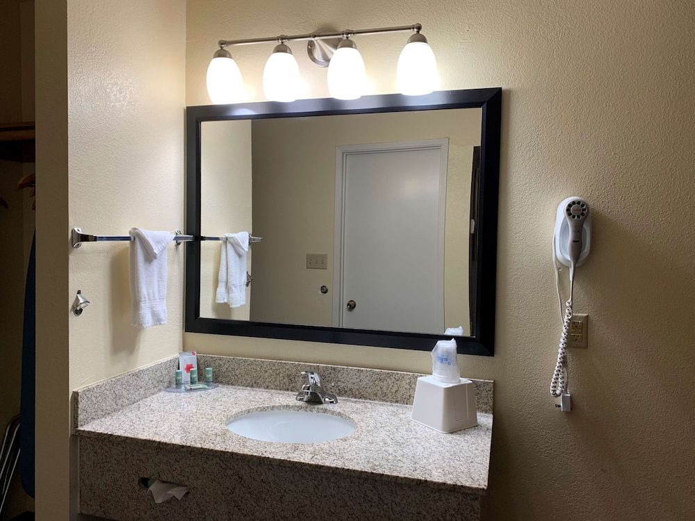 Best Western Desert Oasis Standard Room, 1 King Bed, Non Smoking, Refrigerator & Microwave 4