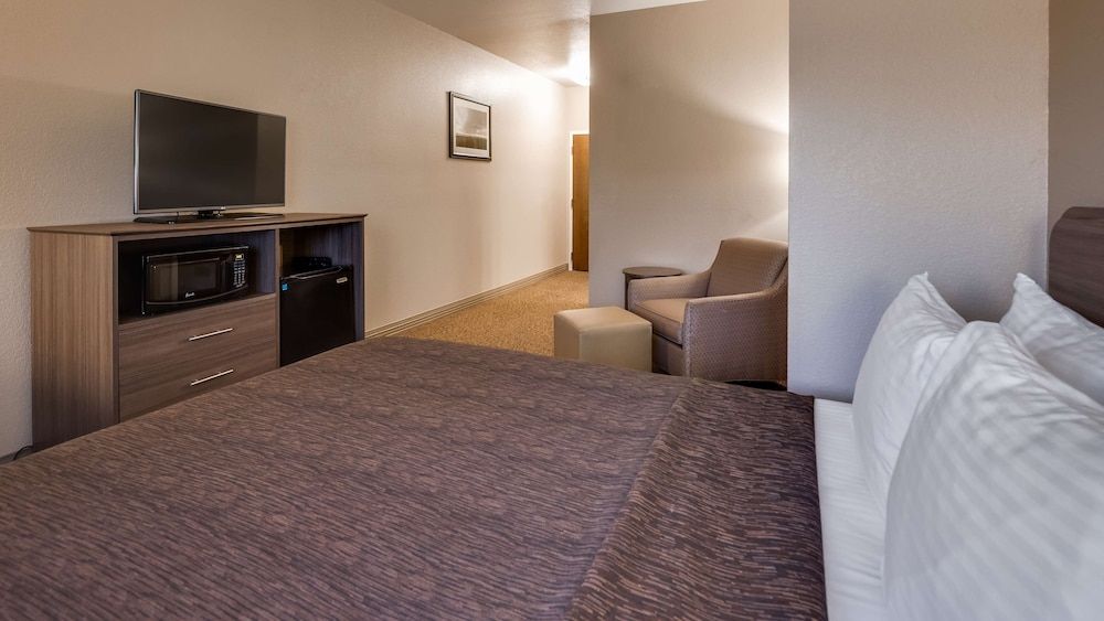 Best Western El-quartelejo Inn & Suites Suite, 1 King Bed, Non Smoking, Refrigerator & Microwave (with Sofabed) 4
