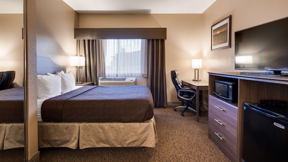 Best Western El-quartelejo Inn & Suites Suite, 1 King Bed, Non Smoking, Refrigerator & Microwave (with Sofabed) 2