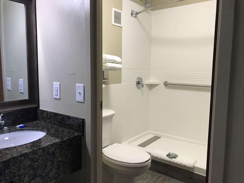 Best Western El Reno Standard Room, 1 King Bed, Non Smoking, Refrigerator & Microwave (Walk-in Shower;Oversized Room) 2