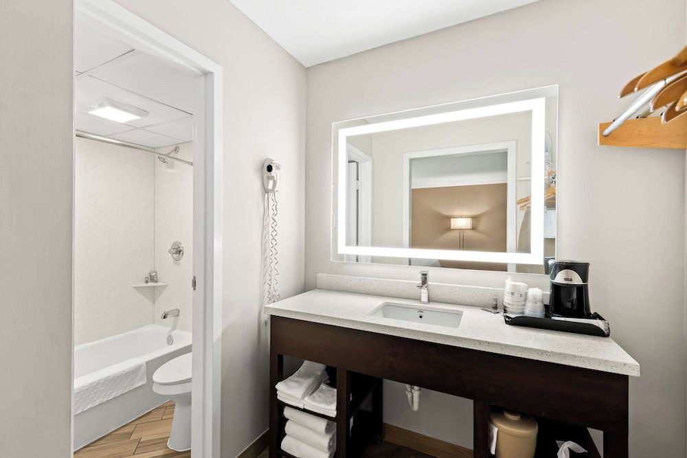 Best Western State Fair Inn Standard Room, 2 Double Beds, Non Smoking, Refrigerator & Microwave (Pet Friendly) 4