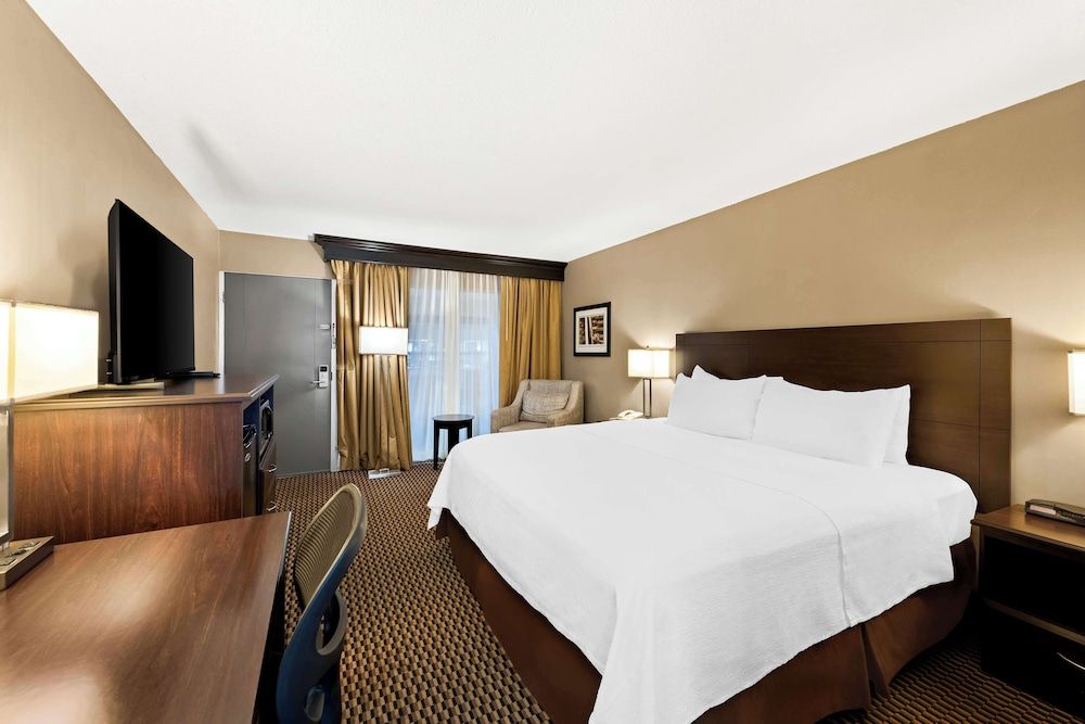 Best Western State Fair Inn Standard Room, 1 King Bed, Non Smoking, Refrigerator & Microwave (Pet Friendly) 2