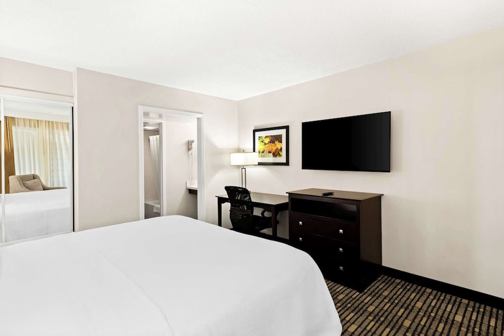 Best Western State Fair Inn Standard Room, 1 King Bed, Non Smoking, Refrigerator & Microwave (Pet Friendly) 5