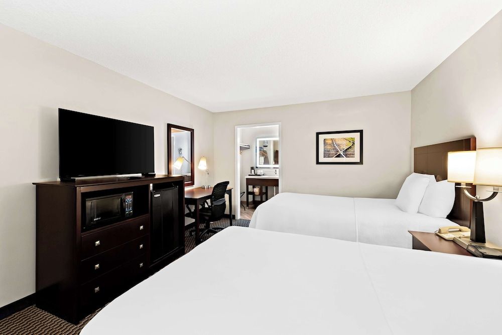 Best Western State Fair Inn Standard Room, 2 Double Beds, Non Smoking, Refrigerator & Microwave (Pet Friendly) 3