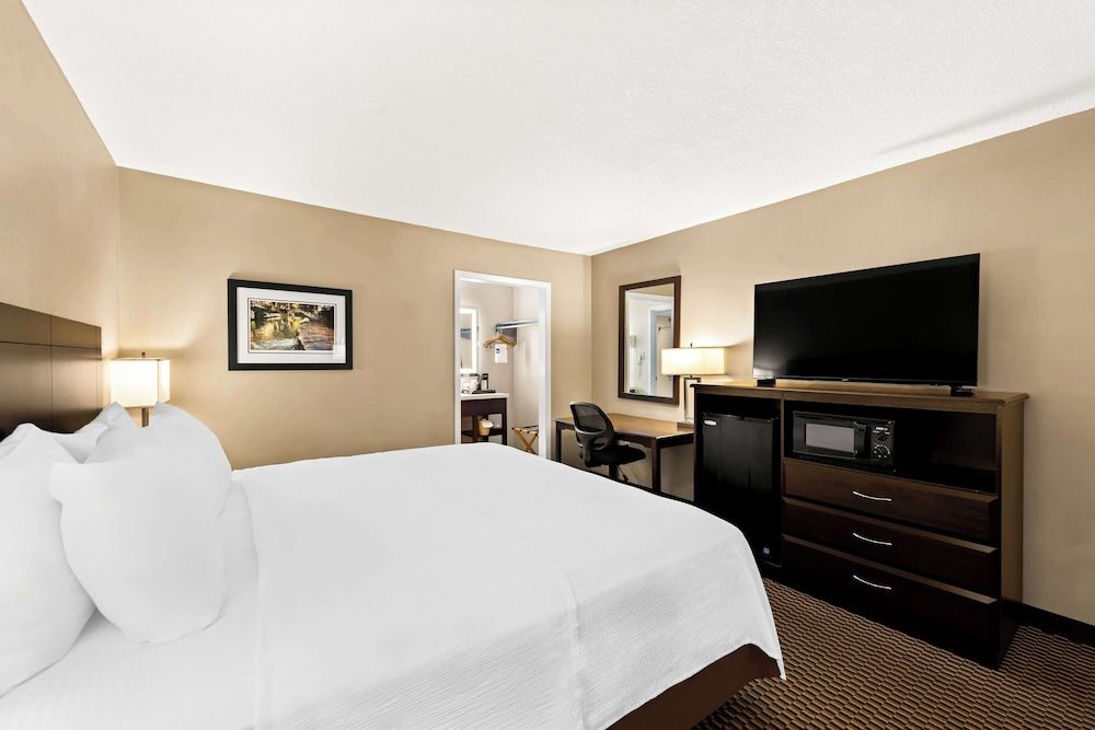Best Western State Fair Inn Standard Room, 1 King Bed, Non Smoking, Refrigerator & Microwave (Pet Friendly)