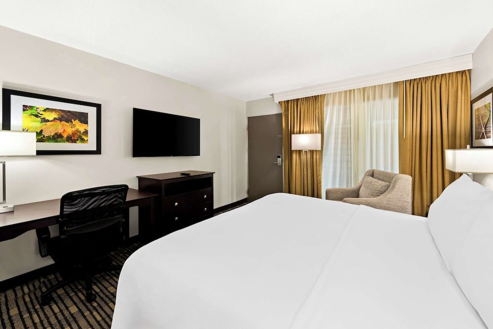 Best Western State Fair Inn Standard Room, 1 King Bed, Non Smoking, Refrigerator & Microwave (Pet Friendly) 4