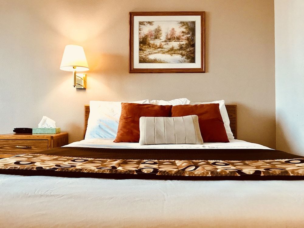 Basic Single Room, 1 Queen Bed, Non Smoking, Private Bathroom