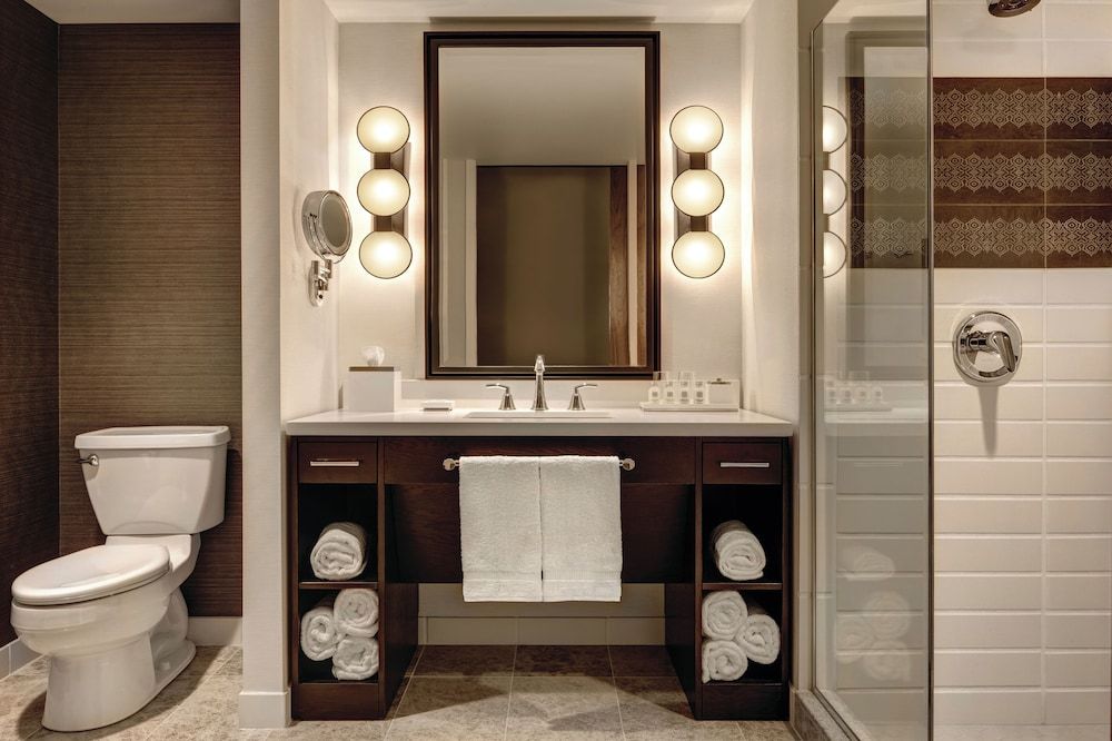 Loews Chicago Hotel Superior Room, 1 King Bed 3