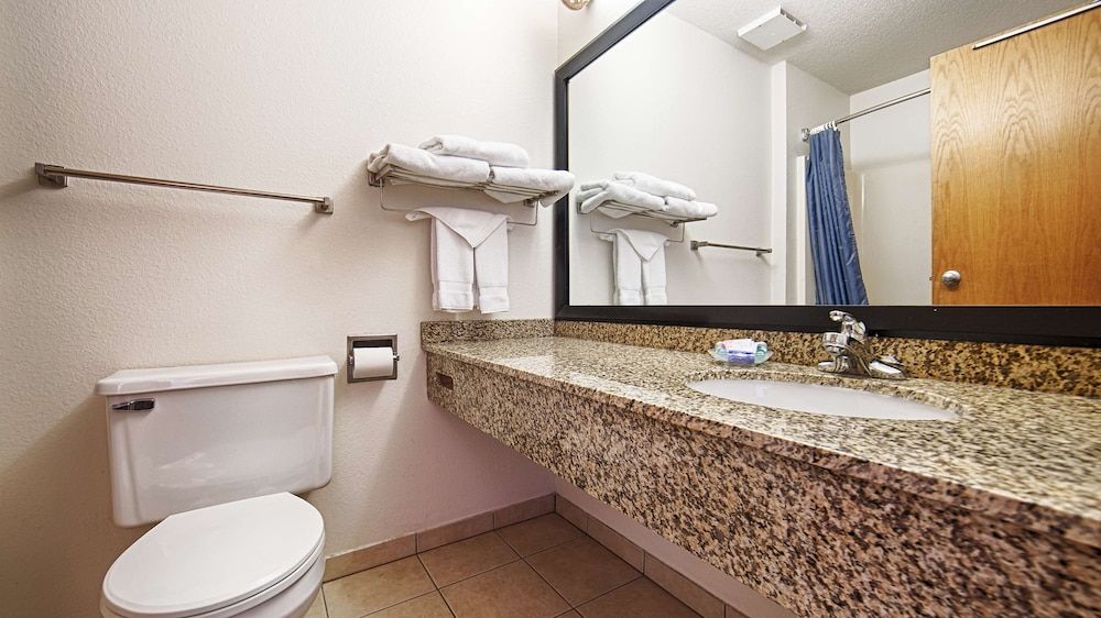 Best Western Of Huron Standard Room, 1 Queen Bed, Accessible, Bathtub 2