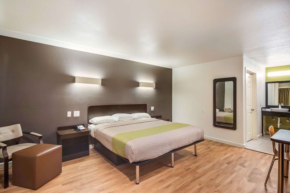 Deluxe Room, 1 King Bed, Smoking, Kitchenette