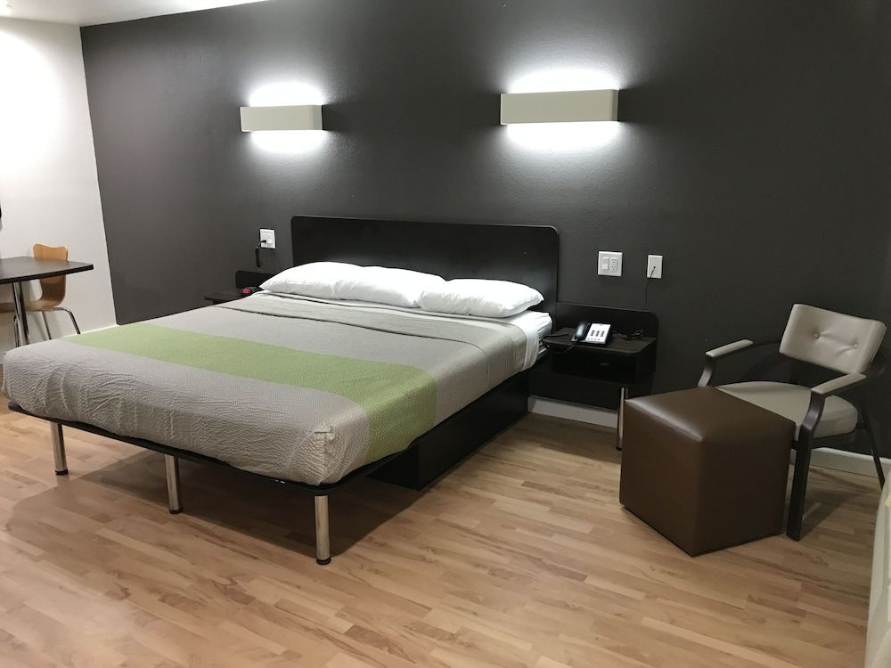 Deluxe Room, 1 King Bed, Smoking, Kitchenette