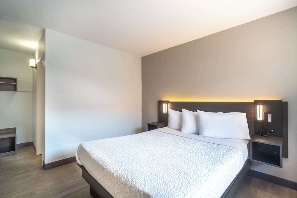 Motel 6 Del Rio, TX Standard Room, 1 Queen Bed, Accessible, Non Smoking 4