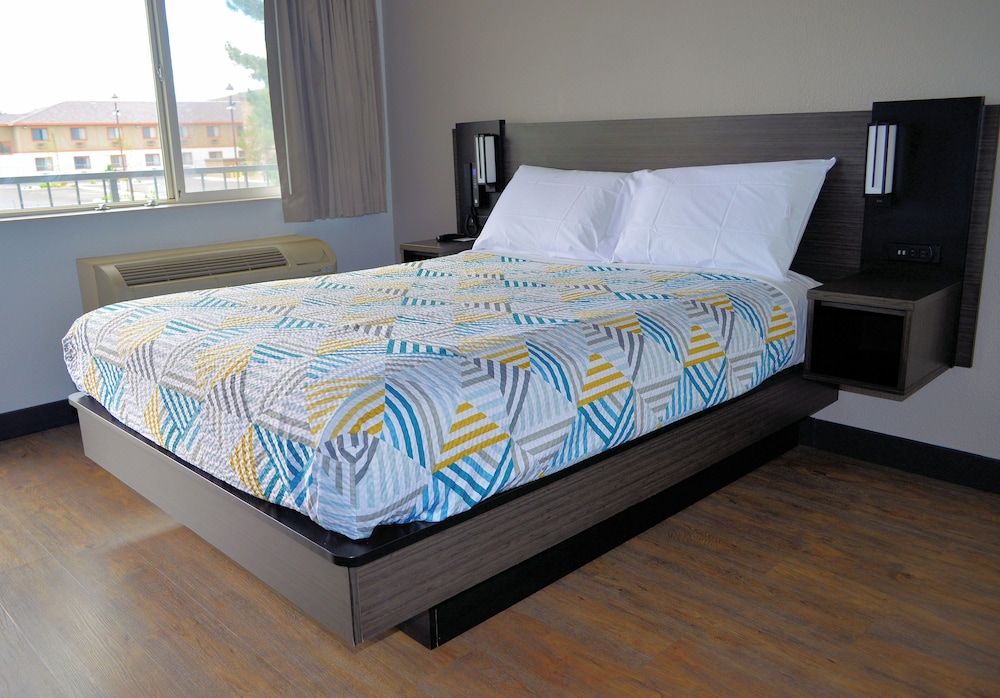 Motel 6 Del Rio, TX Deluxe Room, 1 Queen Bed, Non Smoking, Refrigerator & Microwave 2