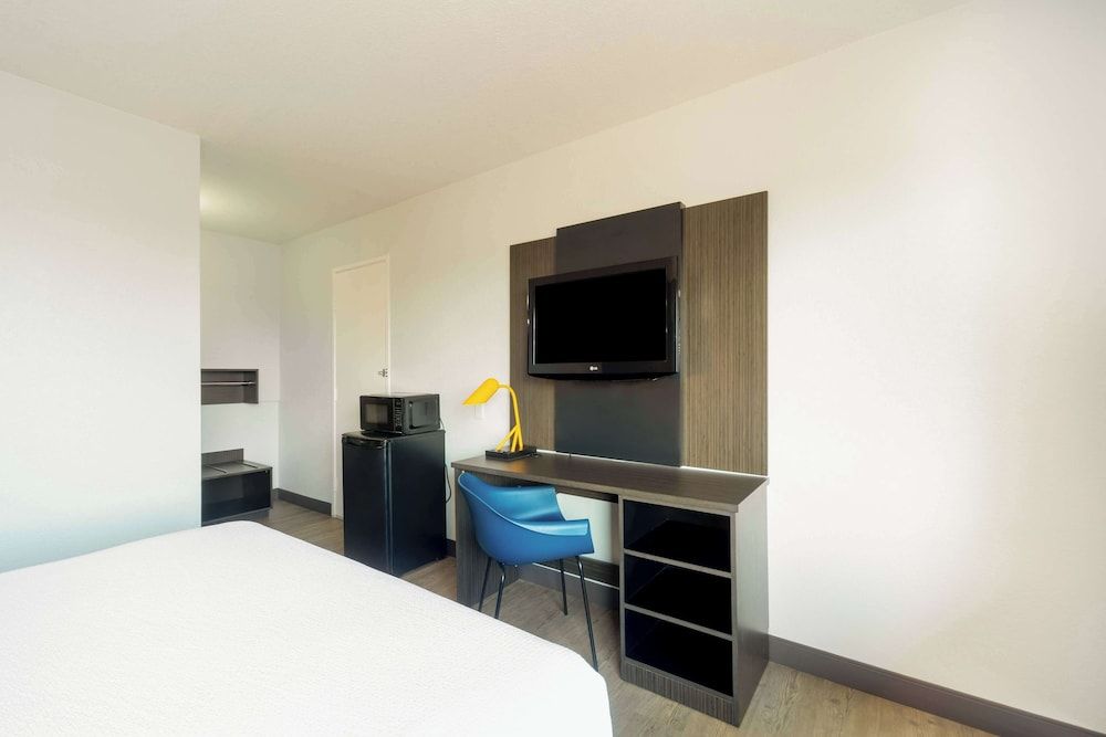 Motel 6 Del Rio, TX Deluxe Room, 1 Queen Bed, Non Smoking, Refrigerator & Microwave 4