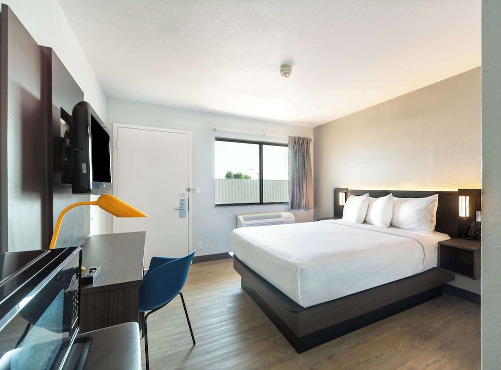 Motel 6 Del Rio, TX Deluxe Room, 1 Queen Bed, Non Smoking, Refrigerator & Microwave 5