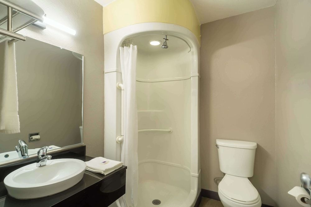 Motel 6 Del Rio, TX Deluxe Room, 1 Queen Bed, Non Smoking, Refrigerator & Microwave 7