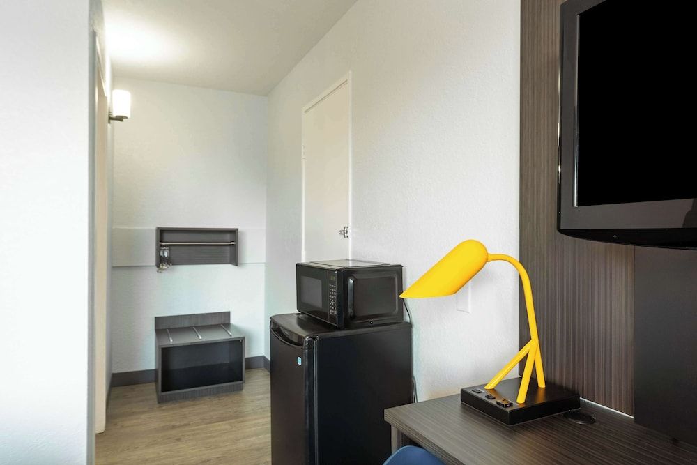 Motel 6 Del Rio, TX Deluxe Room, 1 Queen Bed, Non Smoking, Refrigerator & Microwave 9