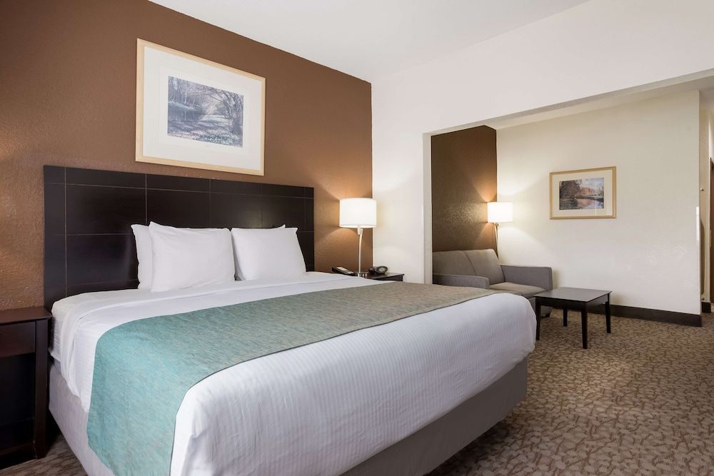 Best Western Kendallville Inn Suite, 1 King Bed, Non Smoking, Refrigerator & Microwave (with Sofabed) 2