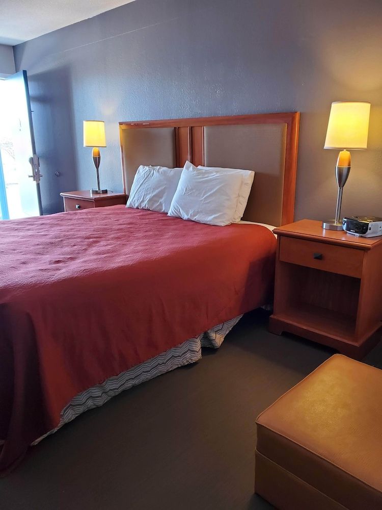 Americas Best Value Inn Wildersville Room, 1 King Bed, Accessible, Non Smoking