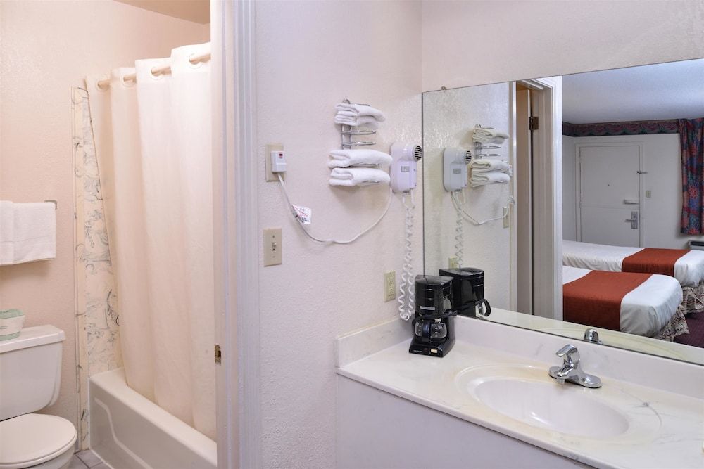 Americas Best Value Inn Wildersville Room, 1 King Bed, Accessible, Non Smoking 4