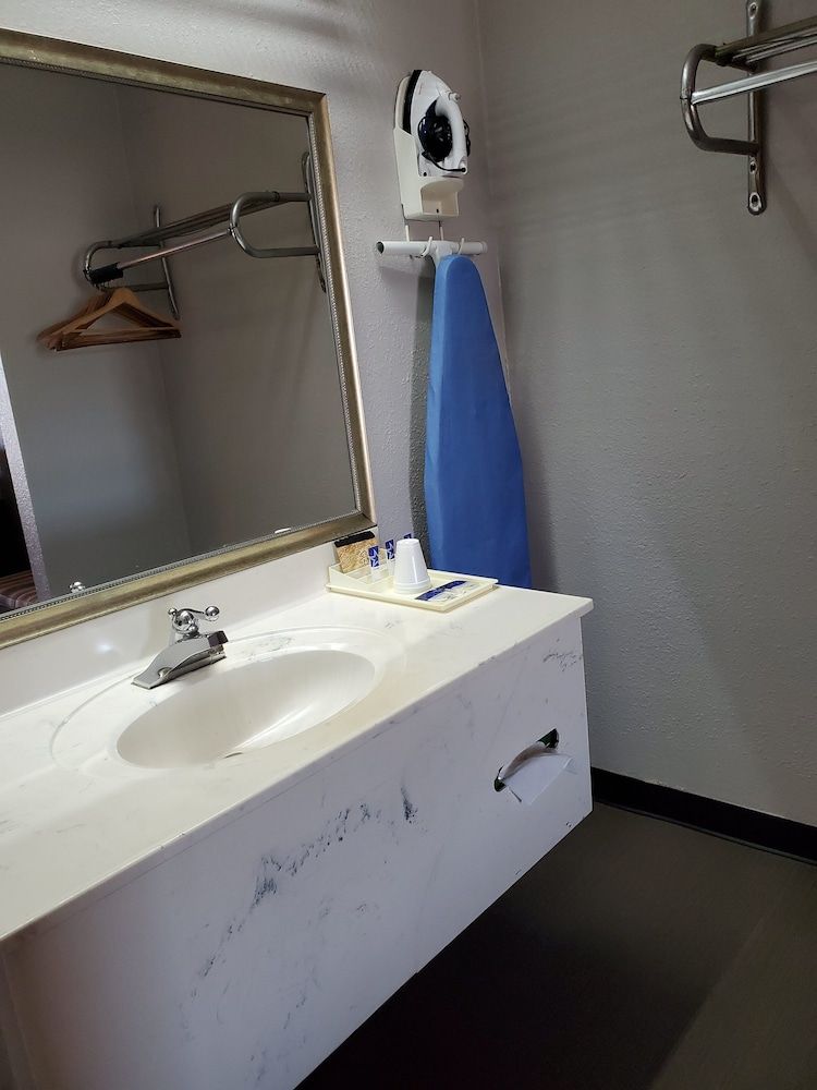 Americas Best Value Inn Wildersville Room, 1 King Bed, Accessible, Non Smoking 5