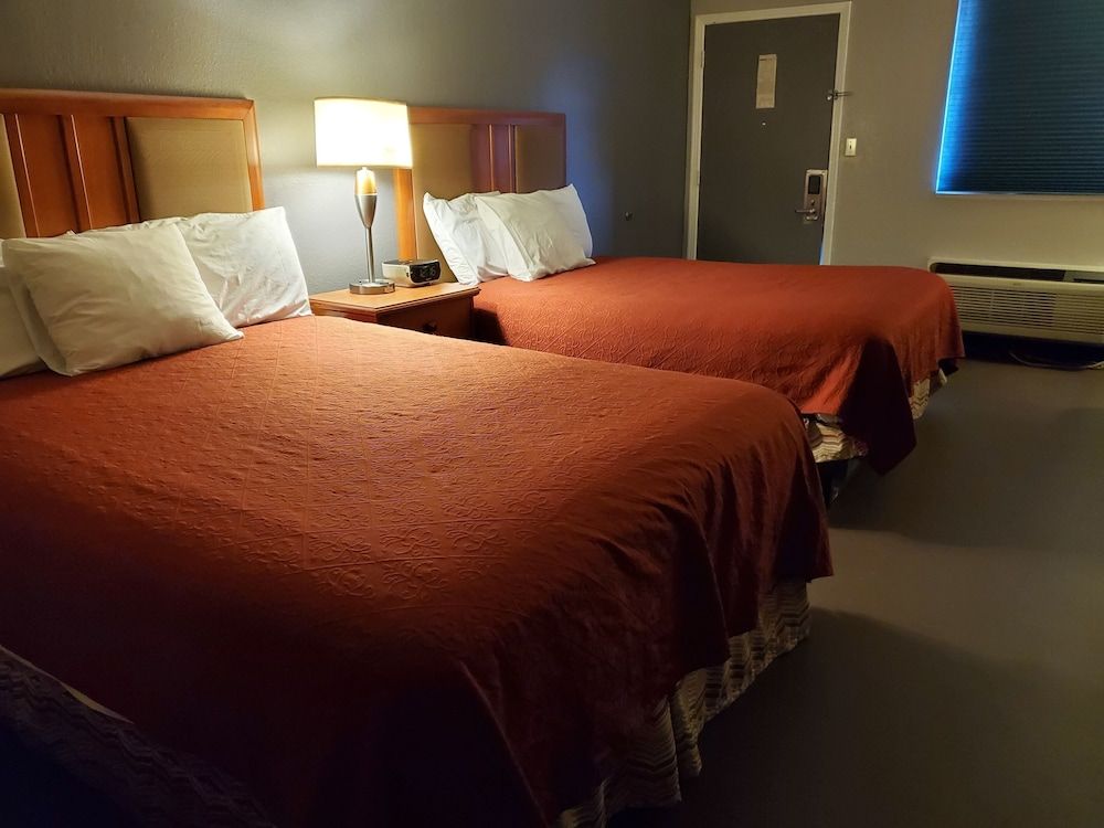Americas Best Value Inn Wildersville Room, 2 Double Beds, Accessible, Non Smoking 4