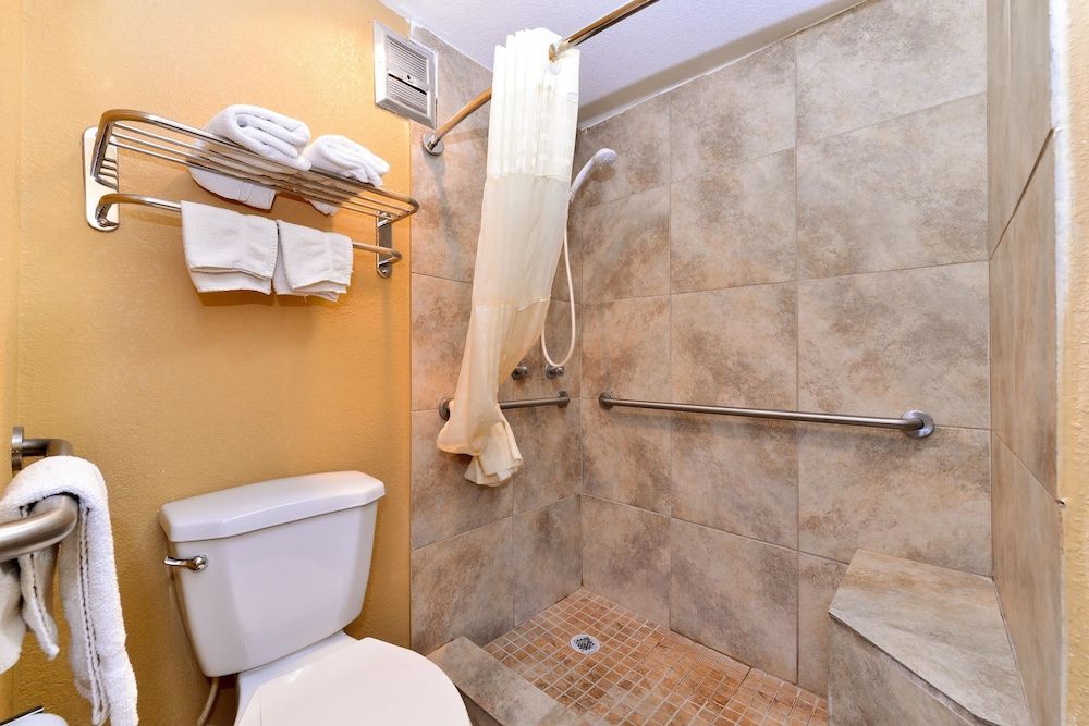 Americas Best Value Inn Schulenburg Room, 1 King Bed, Accessible, Non Smoking 5