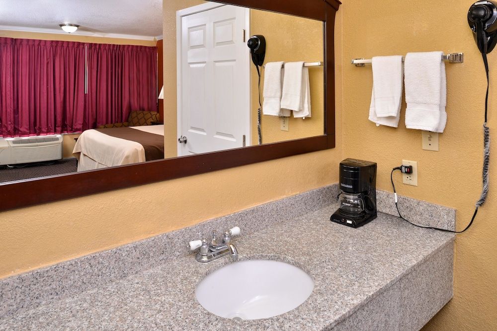 Americas Best Value Inn Schulenburg Room, 1 King Bed, Accessible, Non Smoking 4