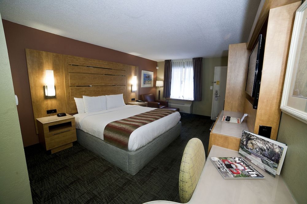 DeSoto Beach Hotel Deluxe King Accessible Sideview 3