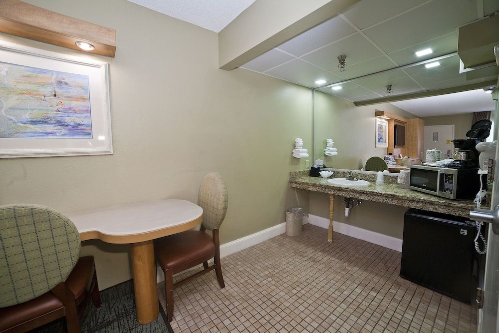 DeSoto Beach Hotel Deluxe King Accessible Sideview 6