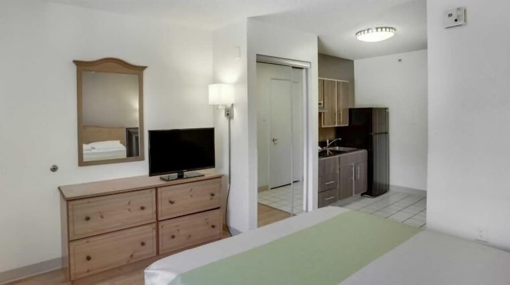 Studio 6 Stafford, TX - Houston - Sugarland Standard Suite, 1 Queen Bed, Non Smoking, Kitchenette 5