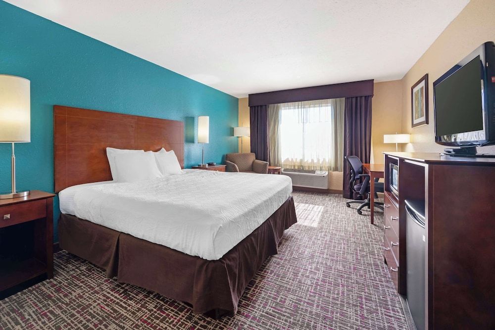 Best Western Central City Standard Room, 1 King Bed, Non Smoking, Refrigerator & Microwave 3