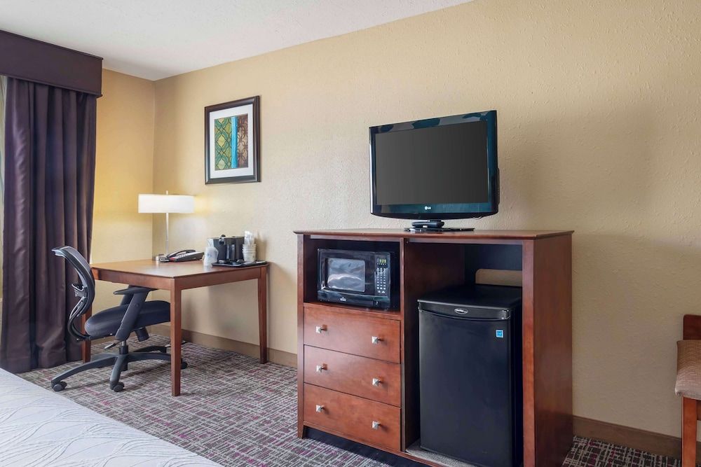 Best Western Central City Standard Room, 1 King Bed, Non Smoking, Refrigerator & Microwave 5