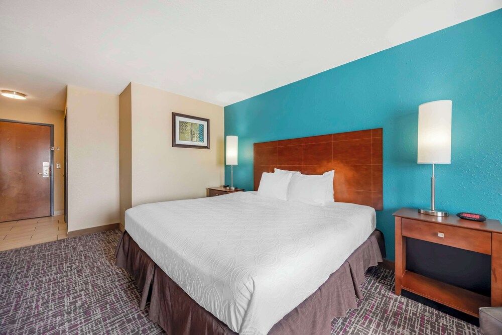 Best Western Central City Standard Room, 1 King Bed, Non Smoking, Refrigerator & Microwave 2