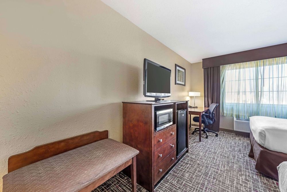 Best Western Central City Standard Room, 2 Queen Beds, Non Smoking, Refrigerator & Microwave 5