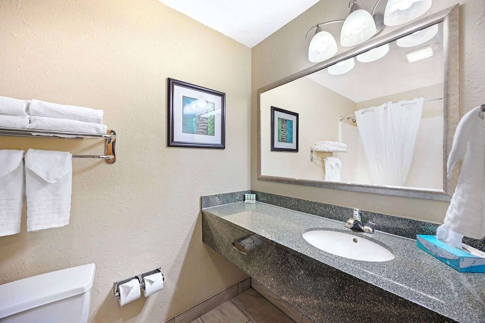 Best Western Central City Standard Room, 2 Queen Beds, Accessible, Bathtub 4